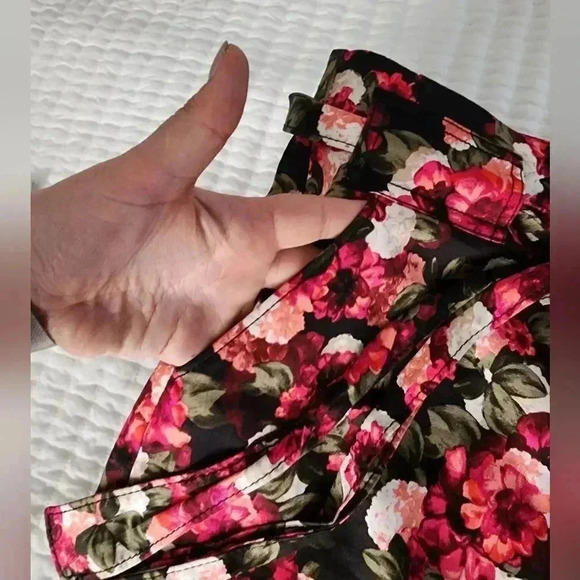 Banana Republic Floral skirt with pockets - Picture 7 of 11